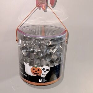 Wilton Halloween 18-Piece Cookie Cutter Set Witch Skeleton Ghost Bat